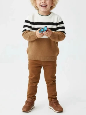 Randig stickad tröja i beige och svart - Stickad tröja i beige, vitt och svart med breda horisontella ränder upptill och enfärgad beige nedtill. Tröjan har rund halsringning och ribbade muddar vid ärmslut och nederkant. Perfekt för en avslappnad och trendig look.