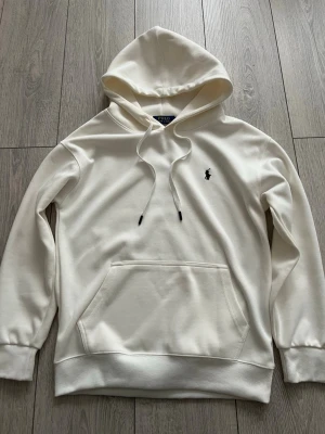 Ralph lauren hoodie  - Ralph Lauren hoodie vit/beach färg. Aldrig använd endast testat den.  storlek S. säljer för att den är lite för liten på mig. Fick i födelsedagspresent 