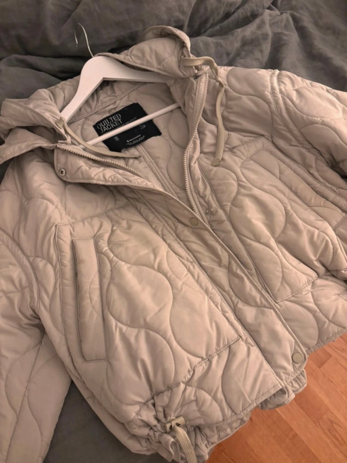 Beige quiltad pufferjacka med huva - 1