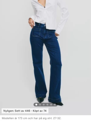 Bikbok camille flared jeans - CAMILLE 5-POCKET FLARED JEANS 580 ifrån Bikbok, storlek W 29 L 34 MEN jag har klippt dom så dom passar mig i längden, jag är ca 170! Dom är förstora på mig, jag brukar ha 36 i jeans, skulle säga att dessa passar storlek 40🥰