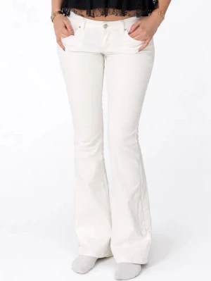 Vita bootcut jeans med låg midja - Snygga vita jeans med bootcut-modell och låg midja. Klassisk femficksdesign och raka ben som slutar i en lätt utsvängning. Dem är använda ett fåtal gånger och har inga defekter. Storlek S och längd Regular 💕dem är från Atlas J