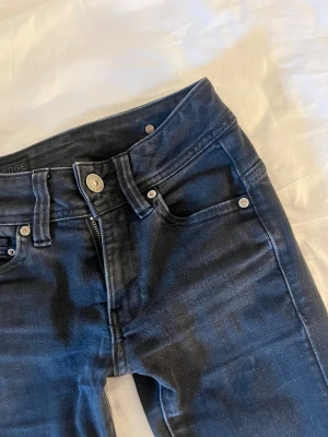 Svarta bootcut jeans från G-Star RAW - Jag säljer ett par snygga bootcut jeans i mycket bra skick från G-Star RAW Originals.