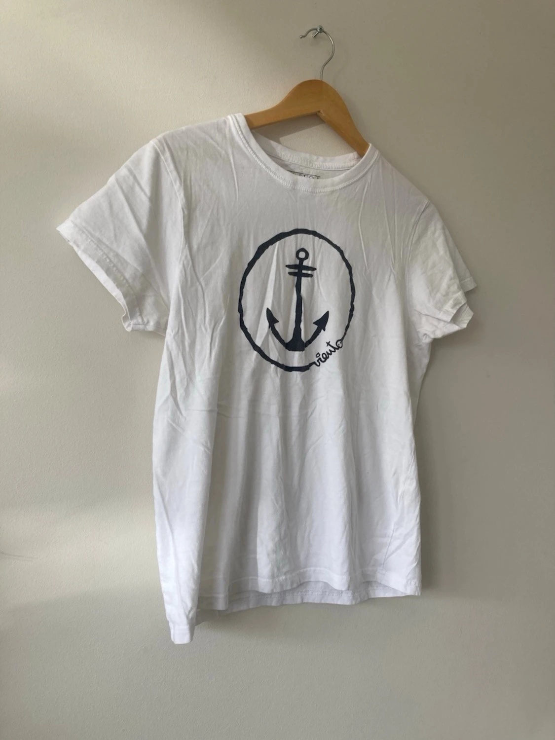 Vit t-shirt med ankare från Relaxo 🤍 - 1