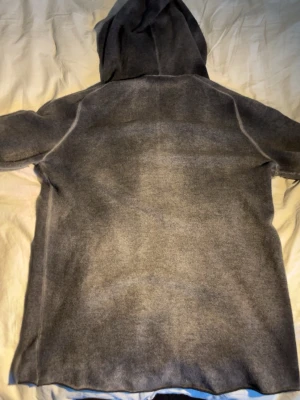 Avant Toi cashmere hoodie - Säljer nu denna avant toi cashmere hoodie, då den ej passar längre. Storlek L, väldigt bra skick. Hör av er vid fler frågor!