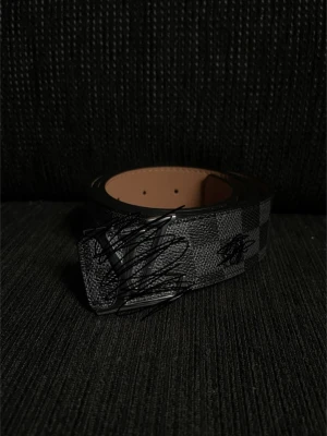 Svart silvrigt l--v bälte - Snyggt bälte med silver o svart färg. Passar till allt.