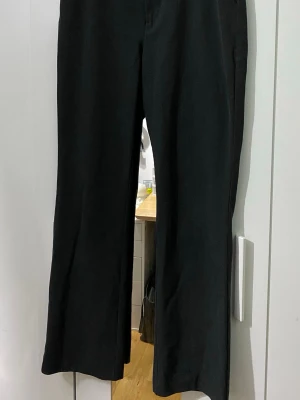 Mörkgrå BIKBOK kostymbyxor  - Som ni ser på bilden har den inga fläckar eller skador alls. Den är ganska helt nya eftersom jag har bara använt ett få gånger. Den har även en extra knapp när det behövs. En tydlig mått: midjan är 40cm och längden från ovan till botten är 108cm