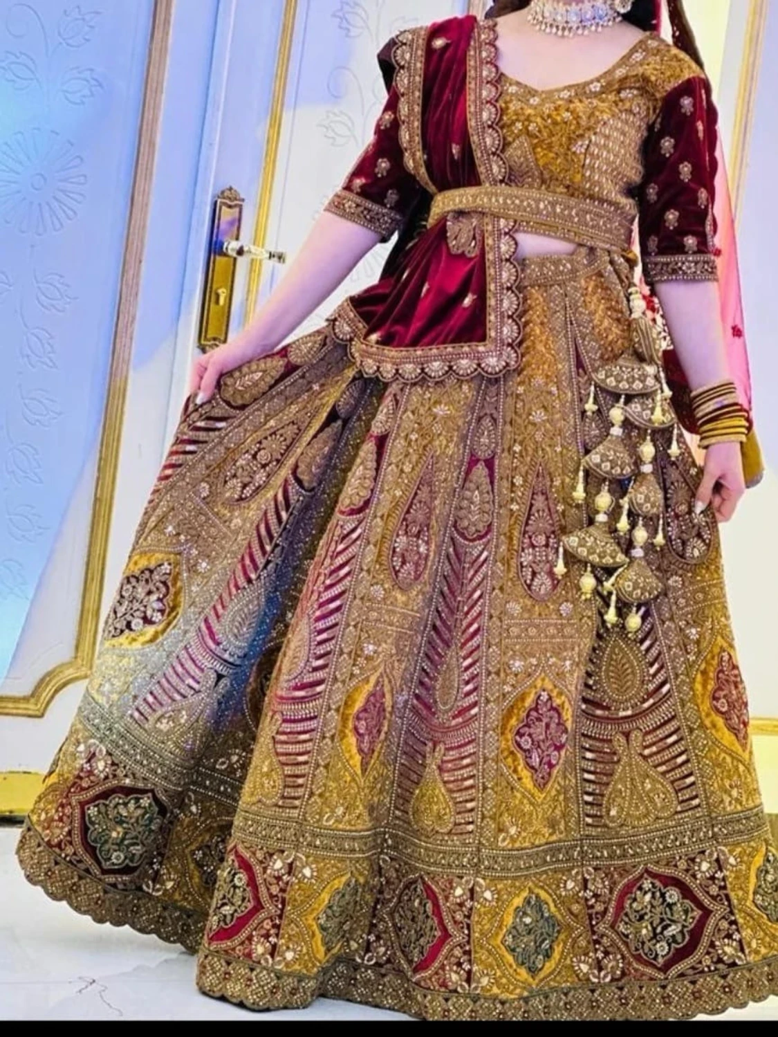 Vinröd och guld långklänning med broderi