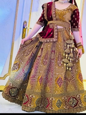 Vinröd och guld långklänning med broderi - Unik långklänning i vinrött och guld med detaljerat broderi och paljetter. Klänningen har halvlånga ärmar, v-ringning och dekorativa hängen i midjan. Lyxig känsla med inslag av traditionell design och vackra mönster. Köpt i Indien ingår 2 duppata /sjal i olika tyg passar xs ,S och M 