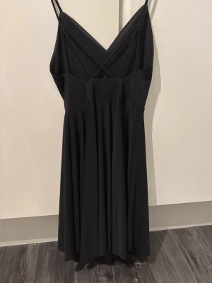 Svart klänning med smala axelband BikBok - Svart klänning från BikBok med smala axelband och v-ringad hals.  Pris kan diskuteras💗💗😚