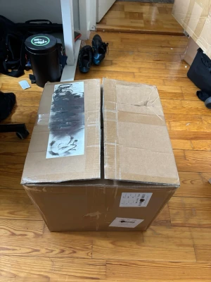 lyx mystery box - 39x39x39 mystery box väger runt 10kg fylld med olika sorter kläder många från mika listings på det här kontot. inga skor. om du vill ha skor sp får du fråga för dem. storlekar, XS, M, L, 37EU, 44EU, 45EU, W32, W34.  kan innehålla smycken, klistermärken, mobilskal, elektronik och allt möjligt men minst  95% är kläder. märken som kan vara med är SUPREME, acne studios, balenciaga, nike, come des garcon, yeezy, jordan, apple, derchutze, maison margiela, ralph lauren, isabel marants, och allt möjligt