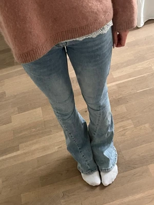 Bootcut jeans - Snygga jeans ifrån Chelsea i en bootcut modell💕 Litee slitna längs ner i byxkanten men annars bra skick. Även lite smutsiga längst ner, men de tvättas innan dom skickas 💗Midjemått: 33 cm tvärs över                               Innerbenslängd: 80 cm                                
