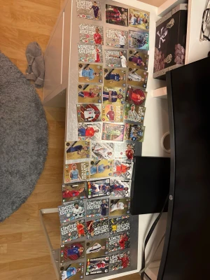 Fotbollskort - Säljer fotbollskort både stora och små. Allt från masters, invincible och limited editions. Det är från 2015 till 2021. Mestadels från vm 2018 och em 2020. Vill bara få in lite extra pengar.