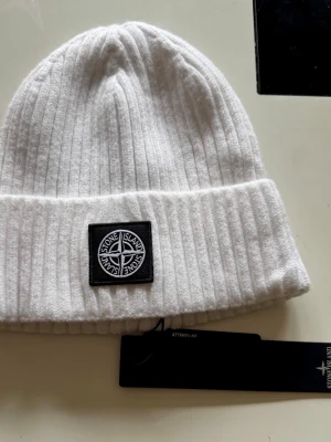 Vit mössa - 100% bomull, helt oanvänd. Pris kan diskuteras