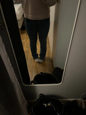 LTB valerie - Low Rise bootcut jeans från LTB i modellen valerie. Storlek w27 L32. Lite nötta längst ner vid hälen (se sista bild) men inget som man tänker på när man har på dem.