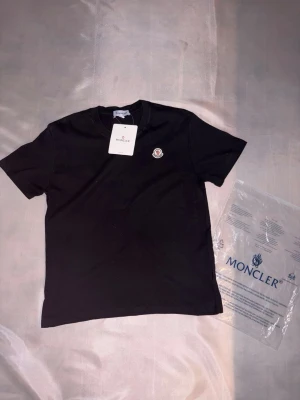 Moncler T-shirt - Skriv ifall ni har några funderingar 