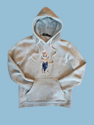 Ralph Lauren Polo Bear Hoodie - Hej! Säljer nu denna feta och eftertraktade Ralph Lauren Polo bear Hoodien. Storleken är S och den är i mycket bra skick.