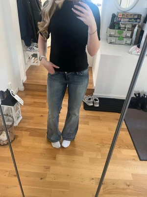 Lågmidjade Nelly jeans - Jättesnygga och coola jeans från Nelly som knappt använda. Det är short modellen och de passar mig som är 164 cm💕