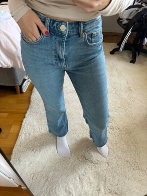 Ljusblå raka jeans  - Säljer ett par ljusblå jeans från Zara med rak passform och klassisk femficksdesign. Korta. Jag är 155 cm. De är små i strl. Ska vara 38 men passar mer 36/34