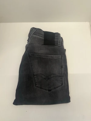 Replay Anbass jeans - Säljer nu dessa feta Replay Anbass jeans, skriv för fler bilder/frågor😊