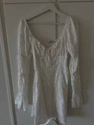 Vit klänning från NA-KD - Använd en gång! Perfekt till midsommar!