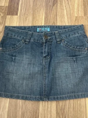 Jeanskjol från Armen med broderi - Säljer en snygg blå jeanskjol från Armen. Kjolen är kort och har klassiska fickor fram och bak, samt bälteshällor. Midjemått: 37cm. Skriv för fler frågor. 💕