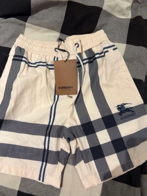Burburry shorts  - Säljer dessa shorts då de inte passar mig. Fraktar runt hela sverige 