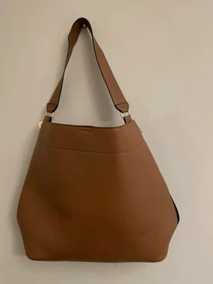 Väska  - Brun väska som är jättefin och har mycket utrymme💕knappast använd och fortfarande i väldigt bra skick!💕