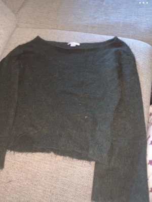 Grön stickad tröja  - Säljer då den ej använd. Använd max 5 gånger, storlek 158-164🦖