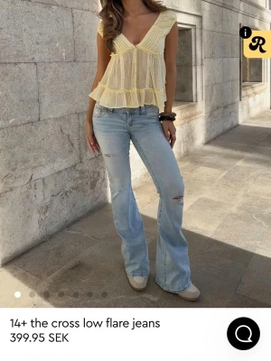 The cross low flare jeans  - Säljer ett par jättefina low waist jeans från gina endast använda 1 gång. Det är i längden reguler. Pris går att diskutera vid snabb affär💓