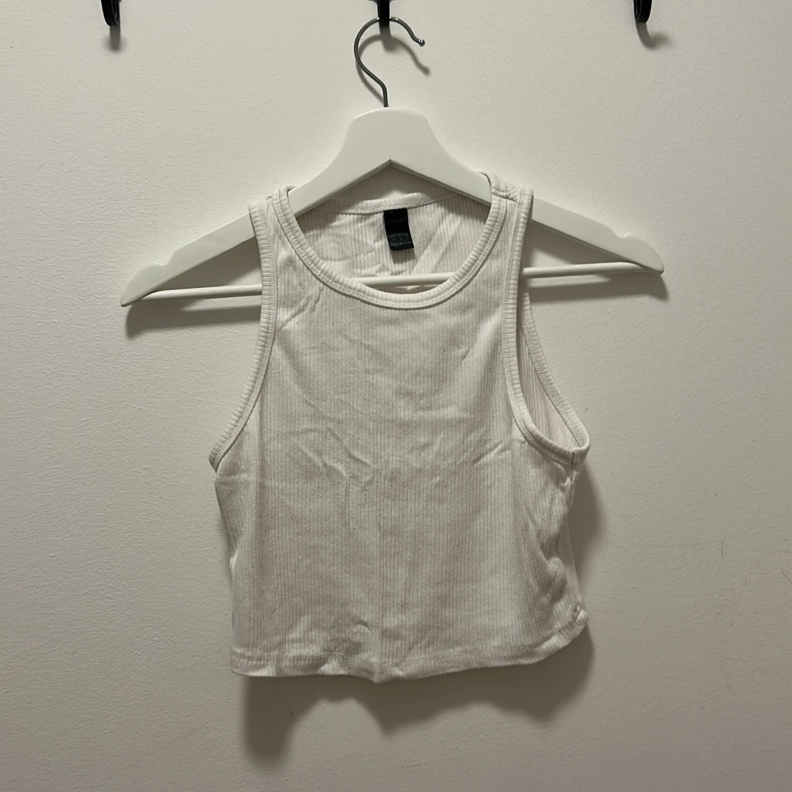 Vit ribbad croppad linnetopp - 1