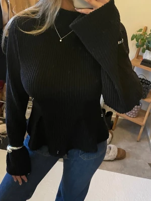 Svart ribbstickad tröja  - Säljer en svart ribbstickad tröja . Använd 2 ggr