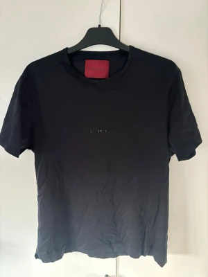 Mörkgrön trendig Limitato t-shirt - Väldigt elegant eftertraktad mörkgrön Limitato t-shirt i storlek L säljes. Grym passform och inga hål eller fläckar i absolut topp skick då den knappt är använd någonting alls!