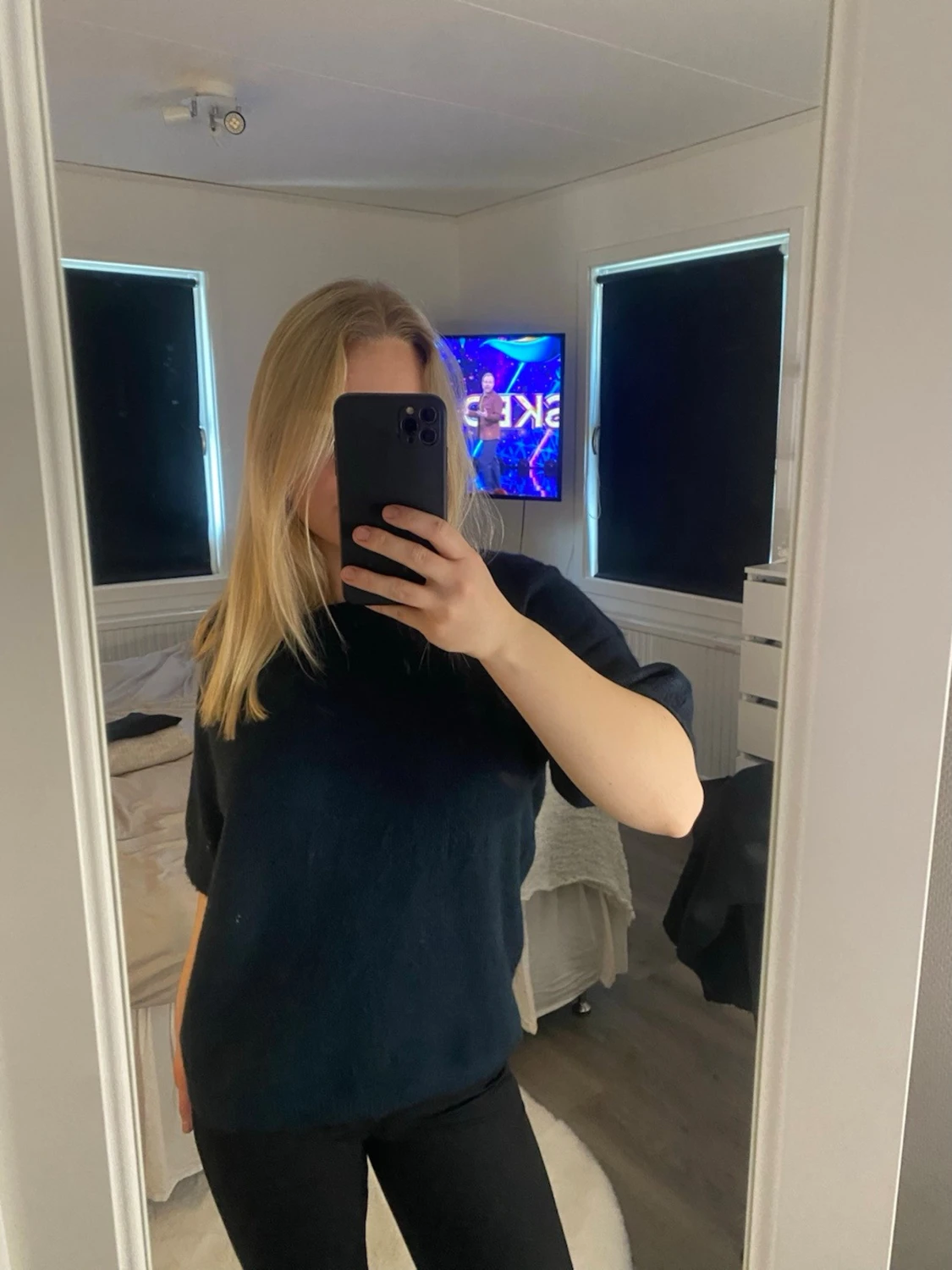 Mörkblå stickad tröja med kort ärm