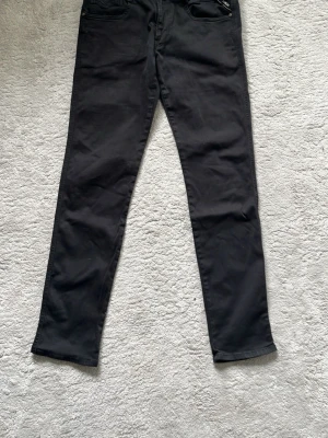 Replay jeans - Ett par svarta replay jeans som är super sköna.          I storlek w32 och l32                                                        Priset är ej hugget i sten så skicka gärna bud eller om du har andra frågor!