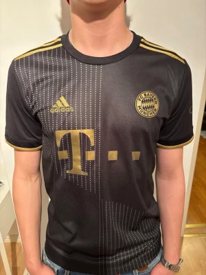 FC Bayern München Müller tröja svart/guld - Rensar nu mina fotbollströjor i toppskick! Modellen på bilden är 184cm och väger 80kg. Bara att höra av sig vid minsta fundering! 