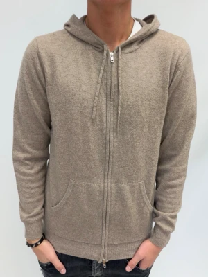 John Henric Kashmir Hoodie  - Säljer denna schysta John Henric Kashmir hoodie nu som är riktigt schyst till både sommaren och våren måtten på hoodien ser ni på bilderna 