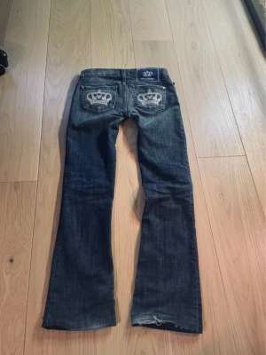 Mörkblå Victoria Beckham jeans  - Superfina och i bra skick förutom lite upptrampade som man ser på första bilden. Säljer då de inte riktigt kommer till användning! Midjemått rakt över är 36 cm, innerbenslängden är 76 cm och grenmåttet är 16 cm 💕