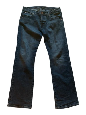 Mörkblå bootcut jeans från LTB - Mörkblå jeans från LTB med bootcut passform och klassisk femficksdesign. Jeansen har normal midja, raka ben och är gjorda i mjukt denimtyg. Perfekta för dig som gillar en tidlös och avslappnad stil.
