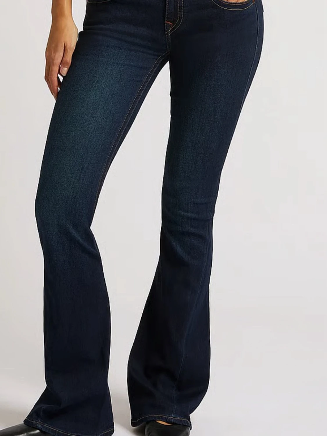 Mörkblå bootcut jeans med kontrastsömmar