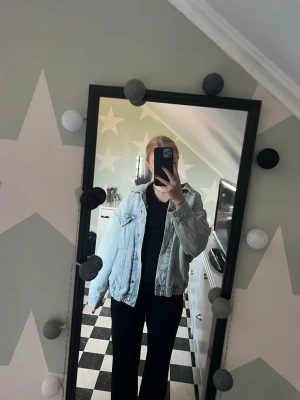 Jeansjacka Gina - Oversized jeansjacka från Gina Tricot i storlek M. Inga defekter! Kika gärna in mina andra annonser. Finns just nu gratis frakt!