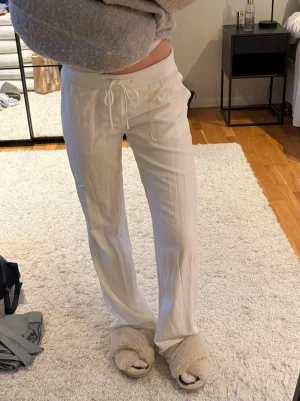 Linnebyxor Nelly - Vita linnebyxor från Nelly i storlek xs! Endast använda fåtal gånger 