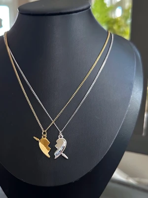 Maria Nilsdotter ”you and me” necklace Inspired! - Inspirerat Halsband av Maria Nilsdotter. Två matchande silver och guld halsband  med delade hjärthängen. Perfekt för att dela med en vän eller partner. Halsbanden är 100% rost och nickelfria och kedjorna är 40cm men går att förlänga med ytterligare 5cm. Vid mer frågor är det bara att höra av sig ☺️