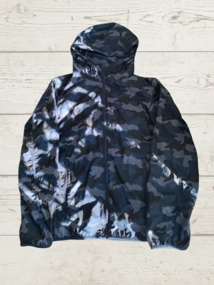 Camo Vindjacka - Säljer en fet vindjacka på grund av att den är för liten på mig. Accepterar bara rimliga priser 