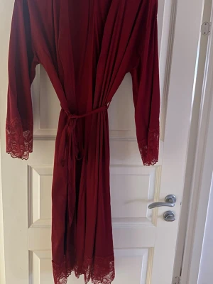 Fin satin morgonrock från Gina Tricot  - Säljer denna superfina satin morgonrock i storlek S. Endast använd en gång. 🥰
