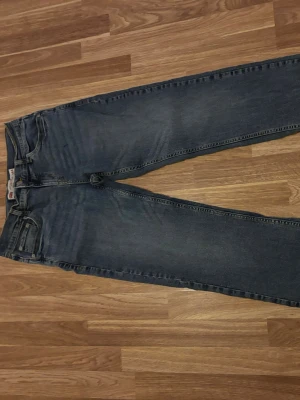 Blå Levi's straight fit jeans - Klassiska blå Levi's jeans i straight fit.
