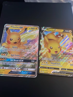 2 stora pikachu kort - Två stora pikachu Pokémon kort se bild tre för att se storlek 