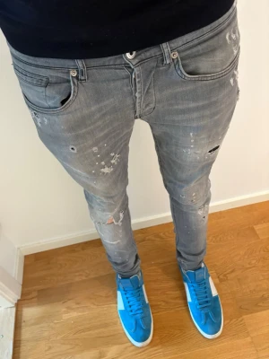 Dondup jeans - Säljer dessa sjukt feta dondup jeans med slitningar | Modell: George | Storlek 32 | Bra skick | Eftertraktad modell med feta slitningar och hål på knät | Hör av dig vid minsta fråga eller fundering 