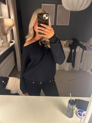 Svart off shoulder tröja  - Säljer denna fina off shoulder tröjan från even&odd!! Bra skick 