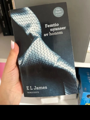 Femtio nyanser av honom bok - Femtio nyanser av honom av E L James är en populär roman med svart omslag och ett motiv av en silvergrå slips. Boken är tryckt av Norstedts och tillhör genren romantik och erotik. Perfekt för dig som gillar spännande och känsloladdad skönlitteratur.