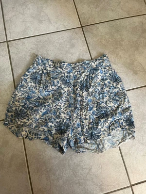 Shorts - Blommiga shorts, från hm storlek 34💗